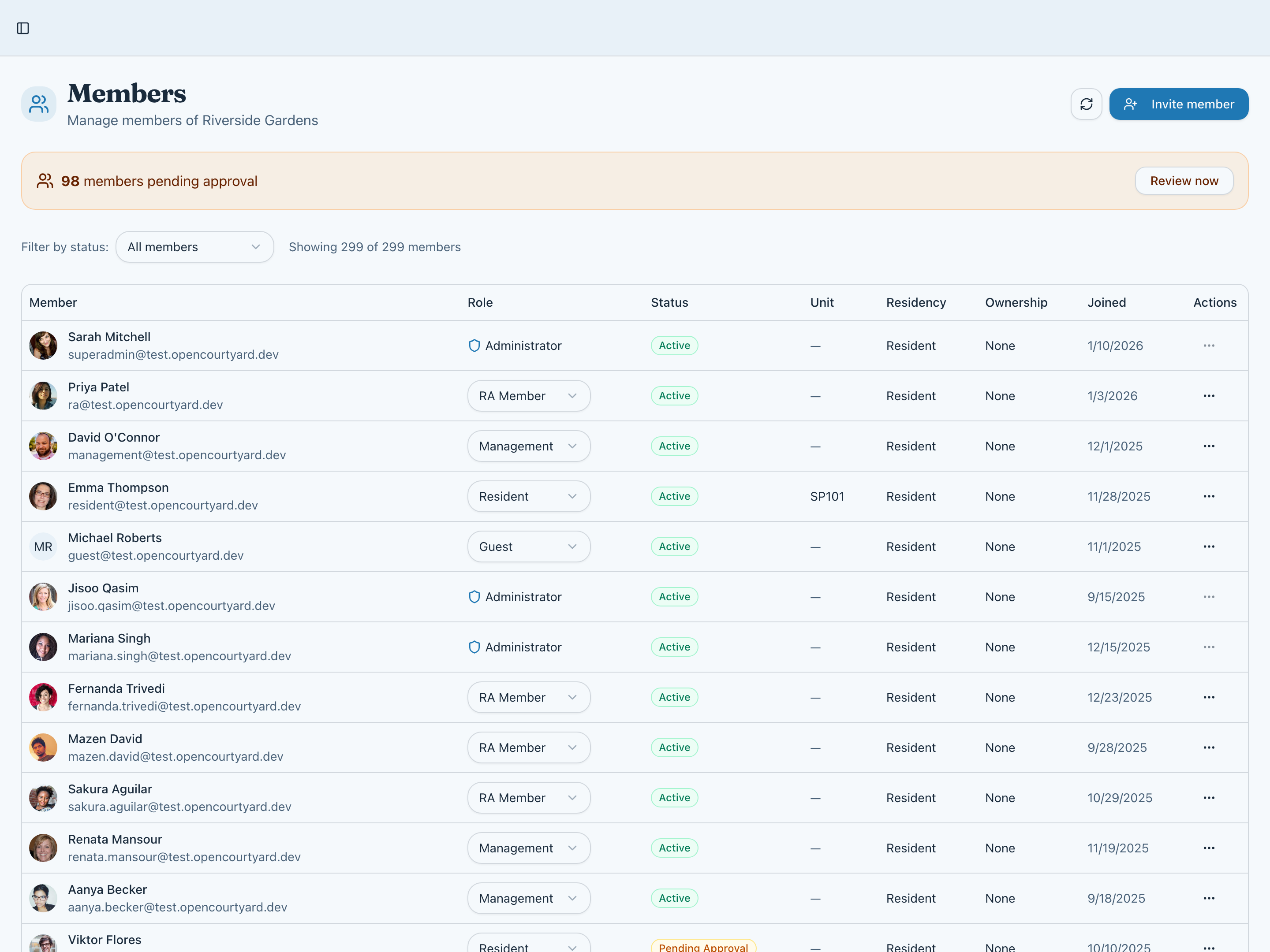 The members list, with roles, statuses and a notice of members pending approval.